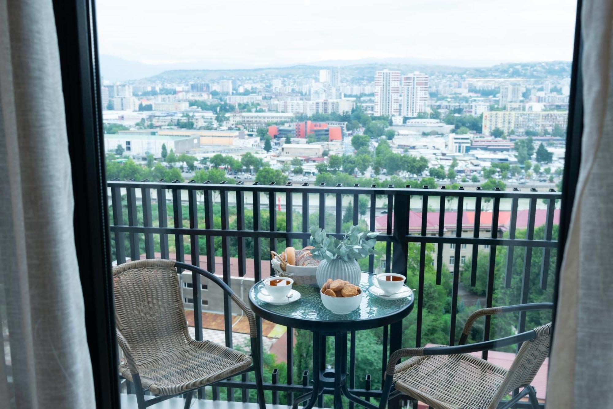Pool House Hotel Tbilisi Buitenkant foto